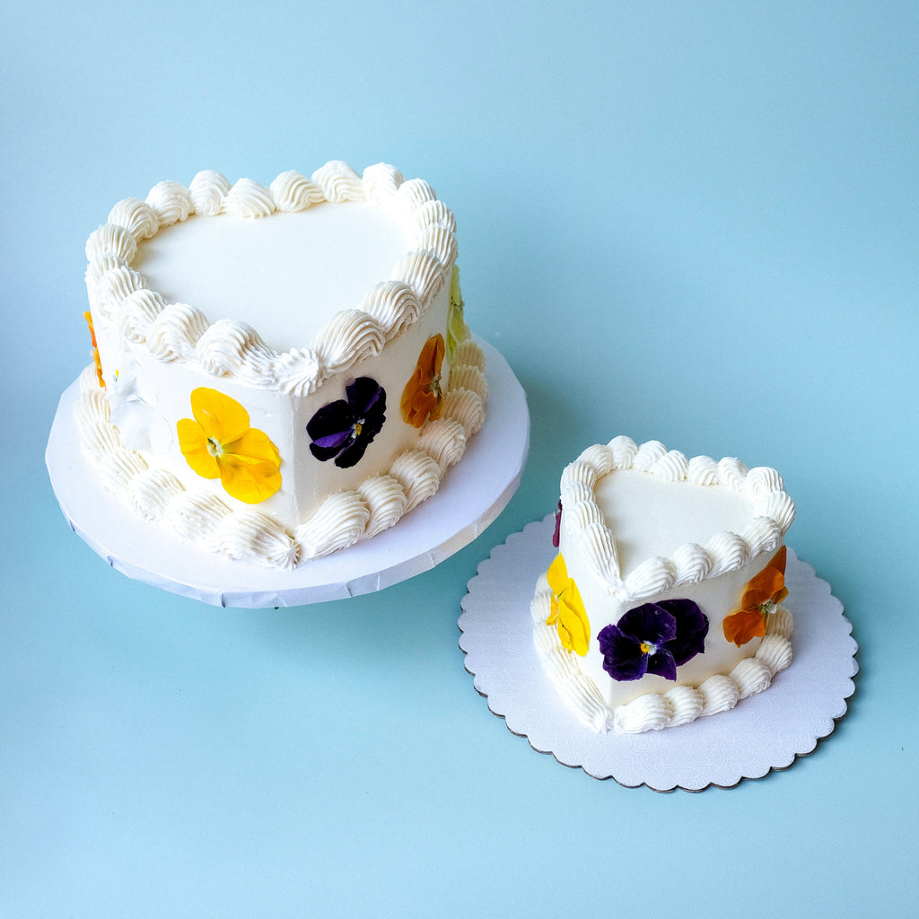 A heart ornate flower cake 