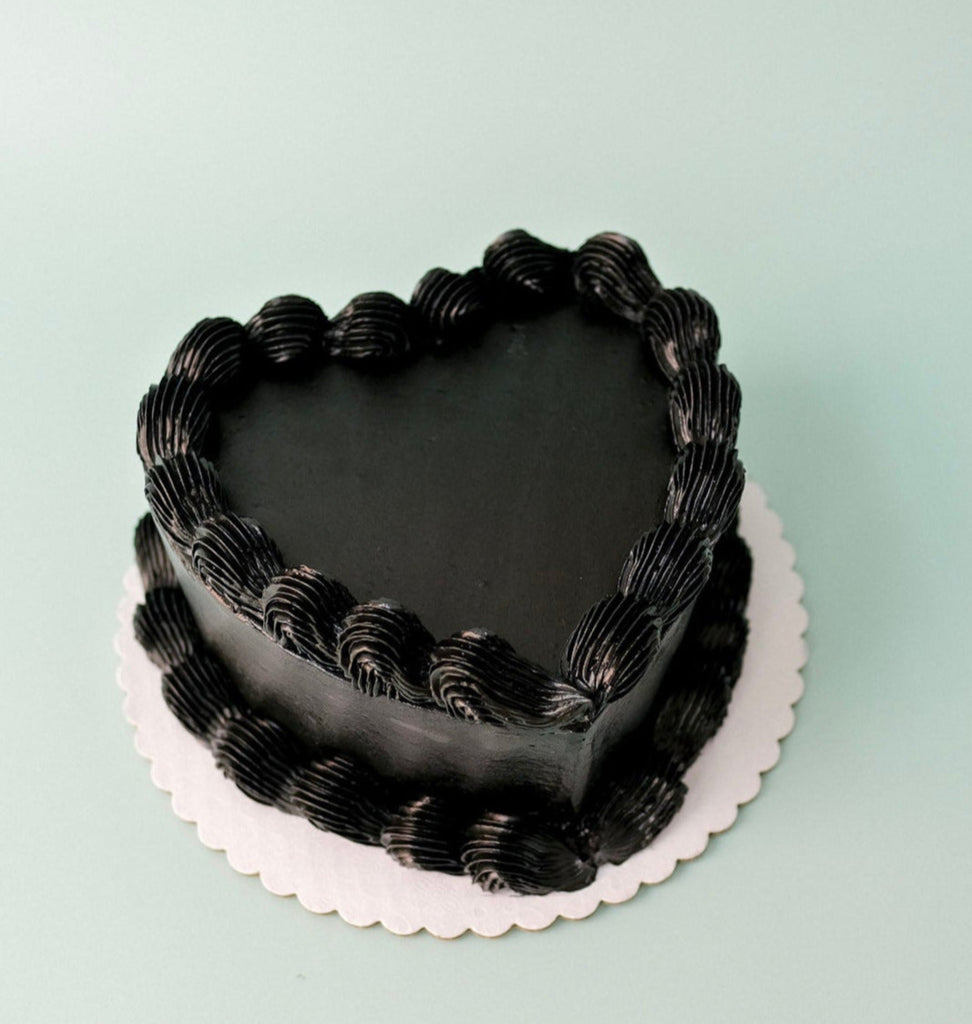 Classic heart shaped cake with piping 