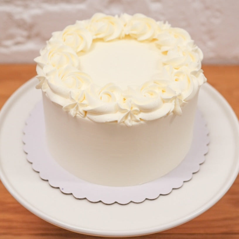 A classic vanilla cake with rosettes