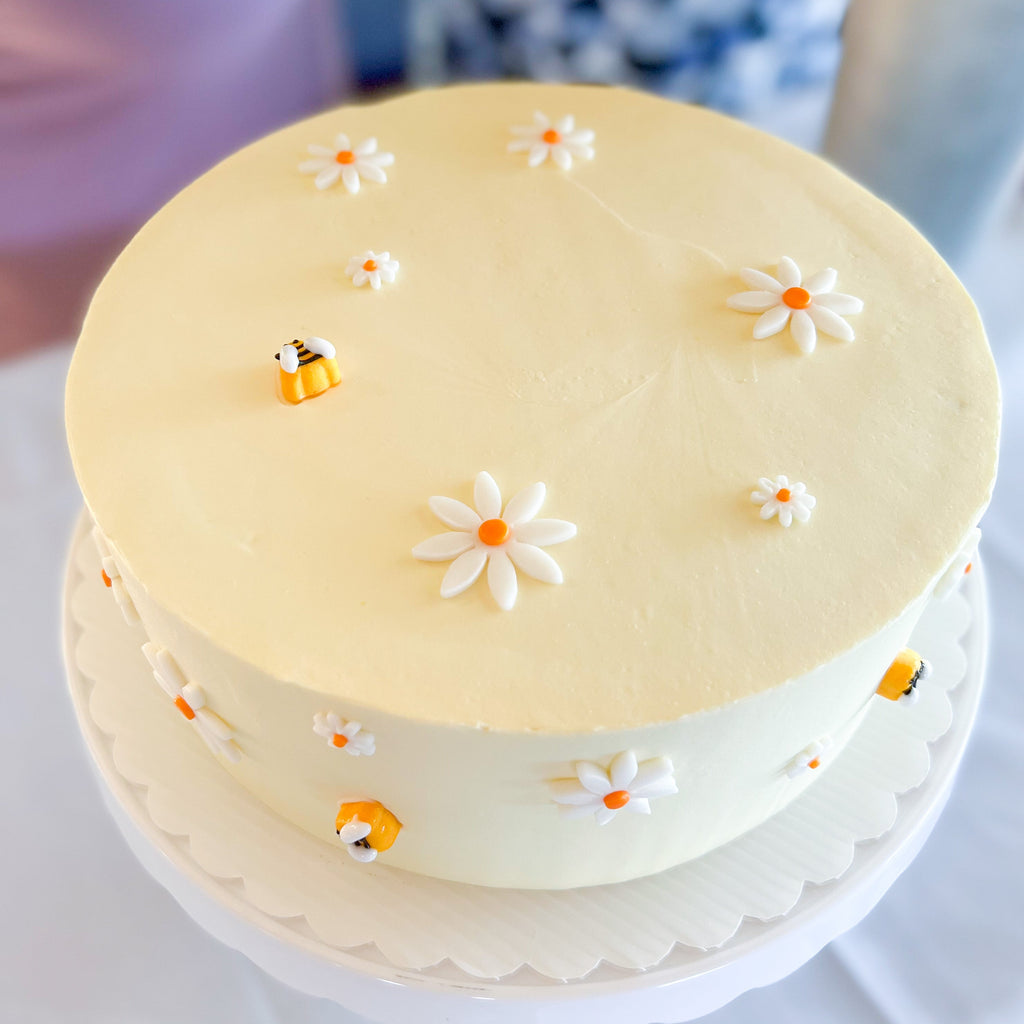 yellow honey bee and daisy cake 