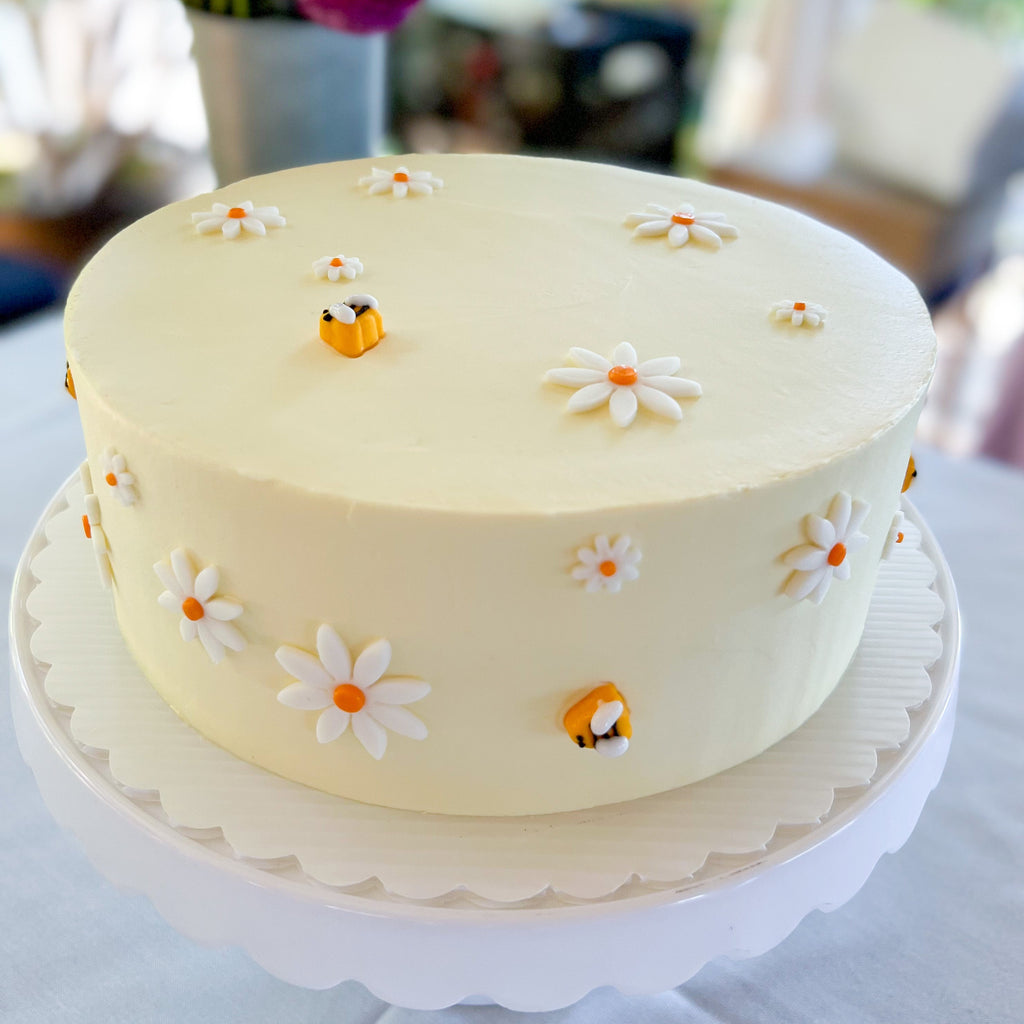 yellow honey bee and daisy cake 