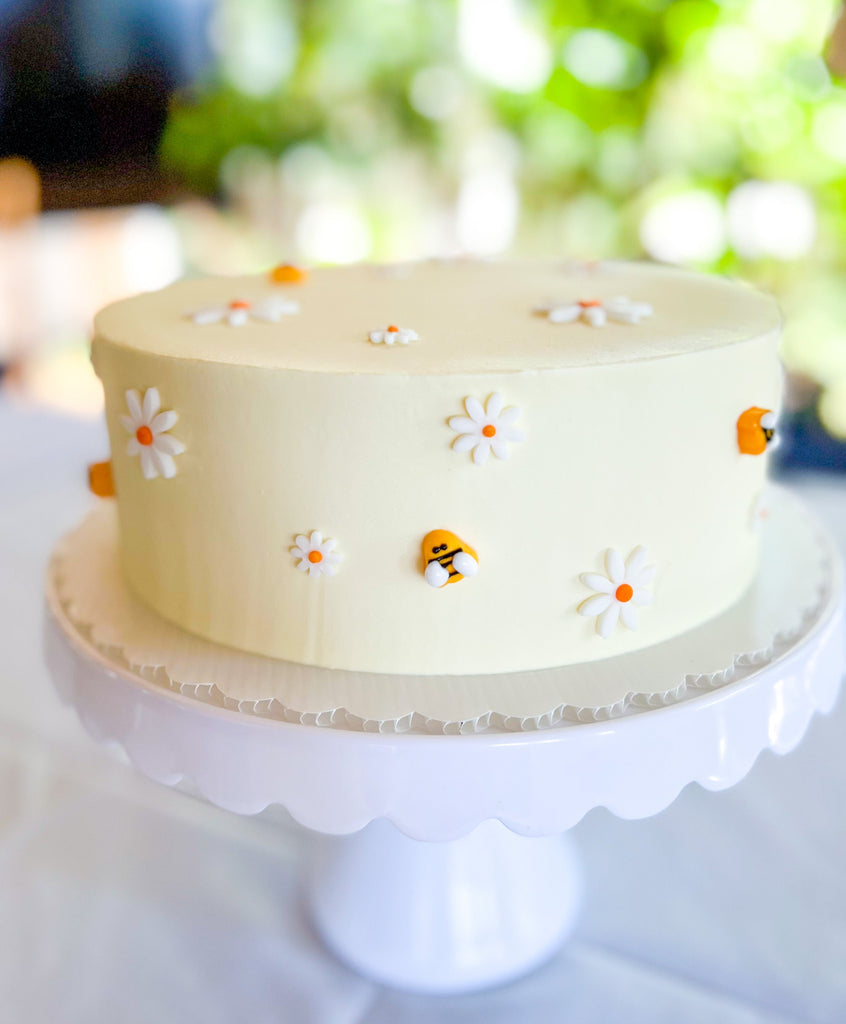 yellow honey bee and daisy cake 