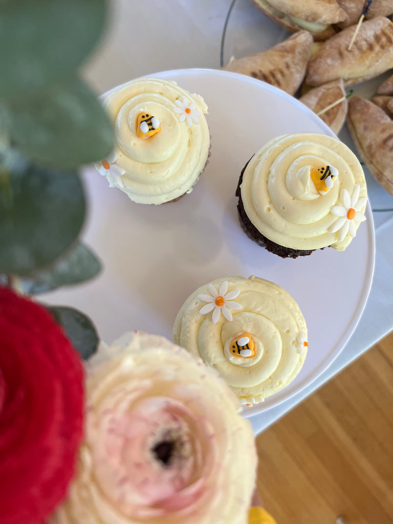 Honey bee and daisy cupcakes 